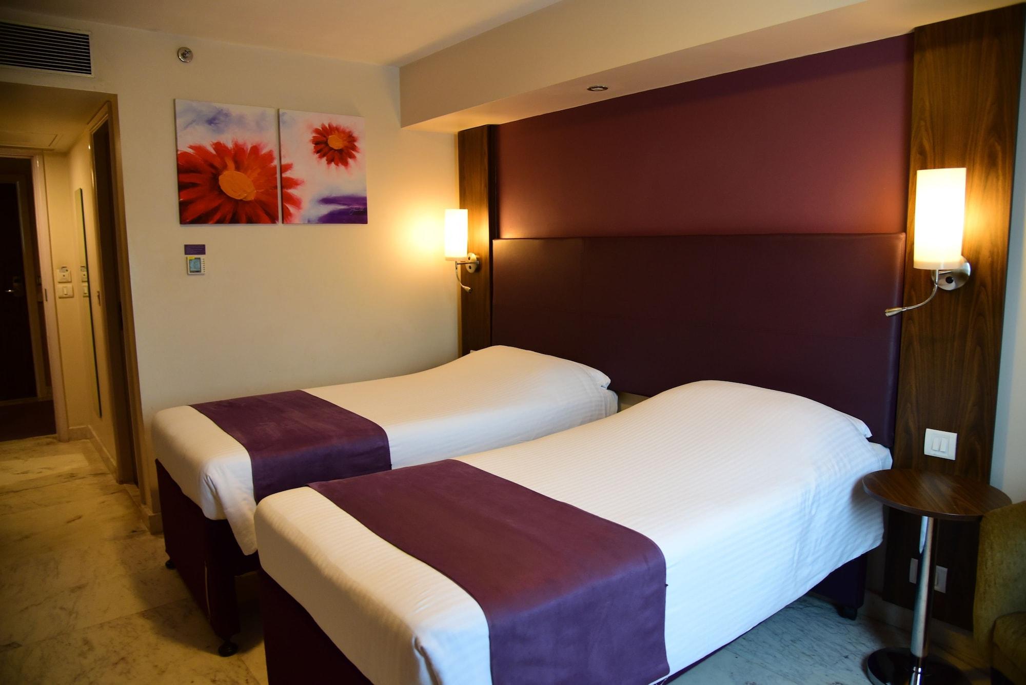 Caspia Hotel New Delhi Екстериор снимка