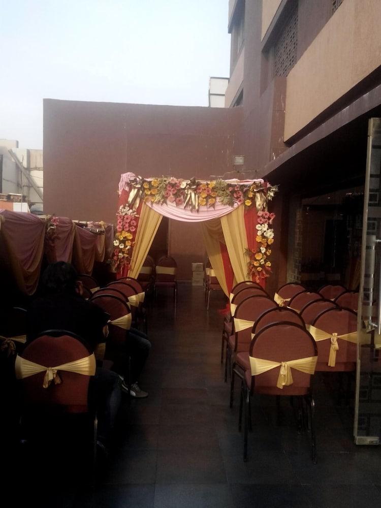 Caspia Hotel New Delhi Екстериор снимка