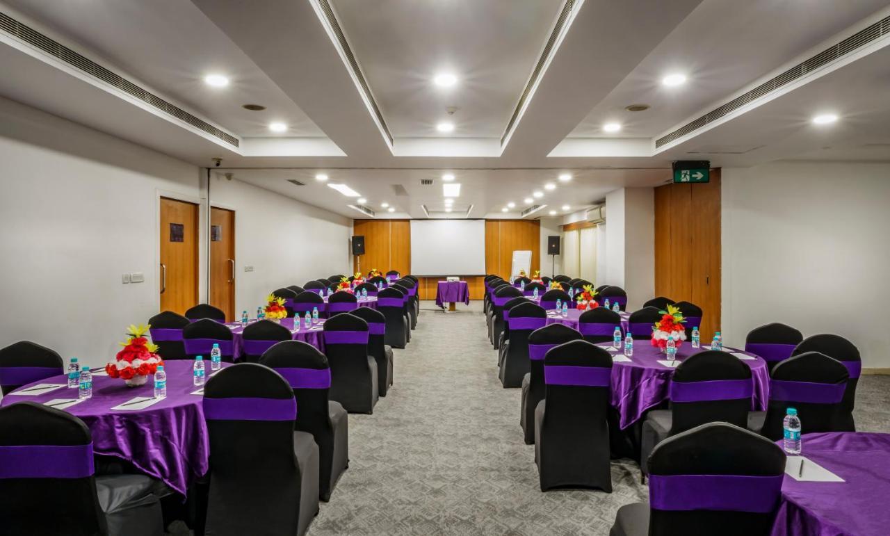 Caspia Hotel New Delhi Екстериор снимка