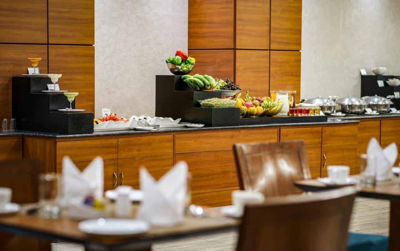Caspia Hotel New Delhi Екстериор снимка