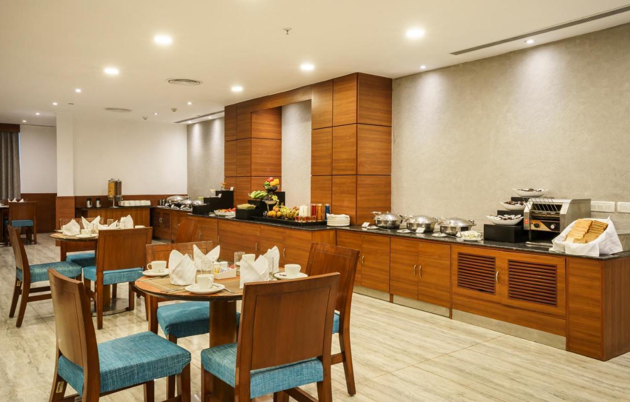 Caspia Hotel New Delhi Екстериор снимка