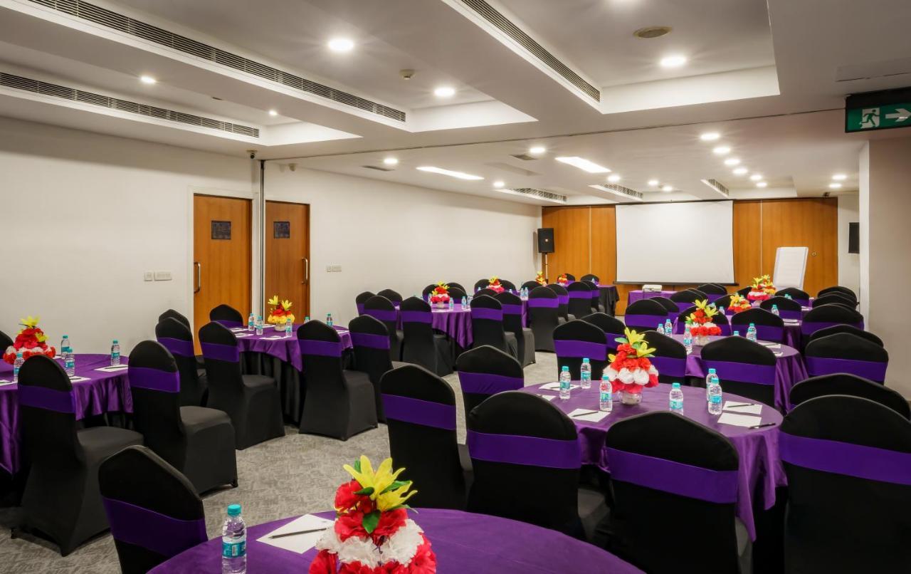 Caspia Hotel New Delhi Екстериор снимка