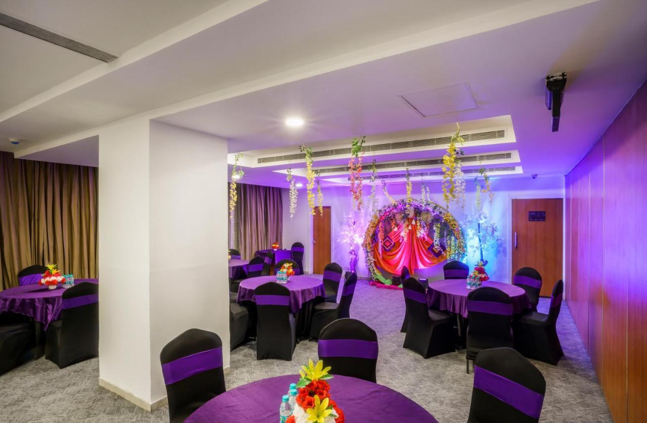 Caspia Hotel New Delhi Екстериор снимка