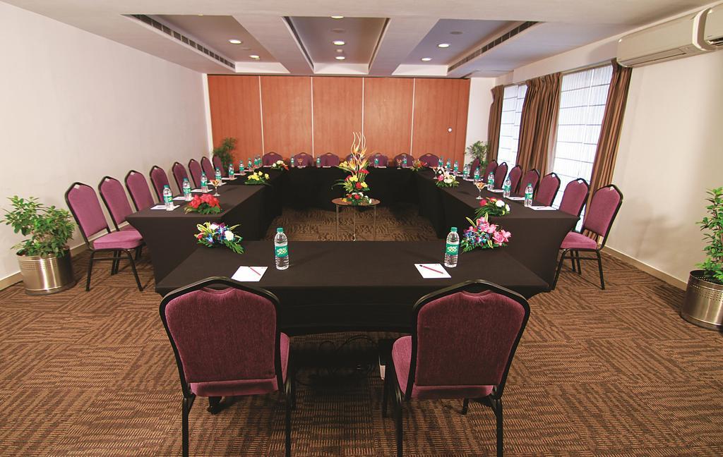 Caspia Hotel New Delhi Екстериор снимка