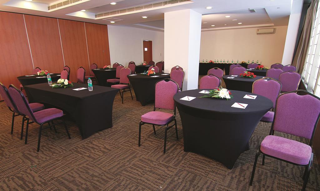 Caspia Hotel New Delhi Екстериор снимка