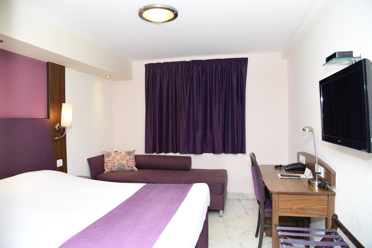 Caspia Hotel New Delhi Екстериор снимка