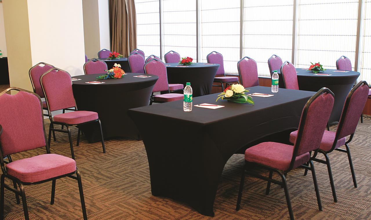 Caspia Hotel New Delhi Екстериор снимка